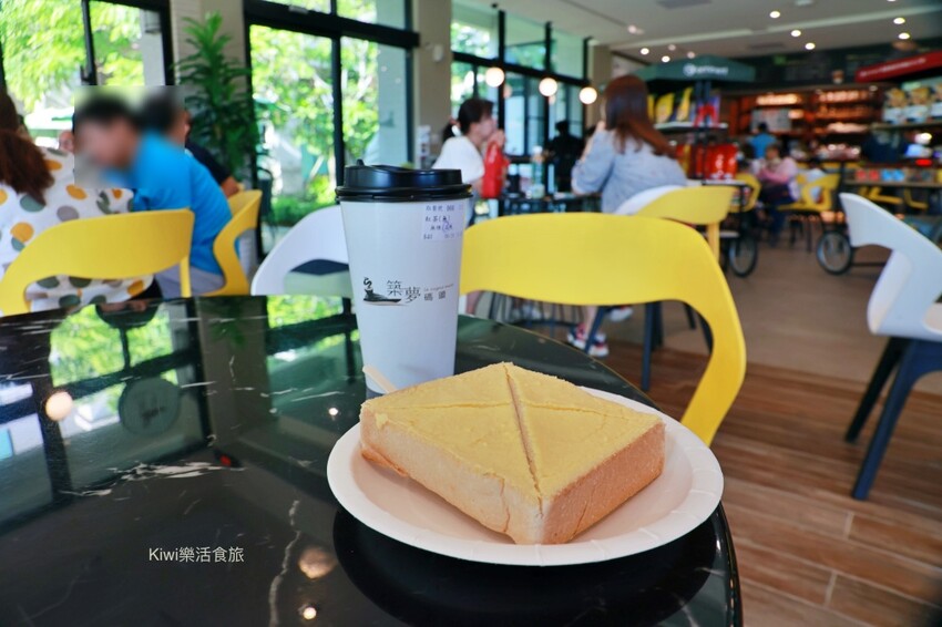 台南萬國通路創意觀光工廠︱歸仁免費景點巨大行李箱網美牆美拍,以宇宙太空人為主題的觀光工廠~戶外景觀遊