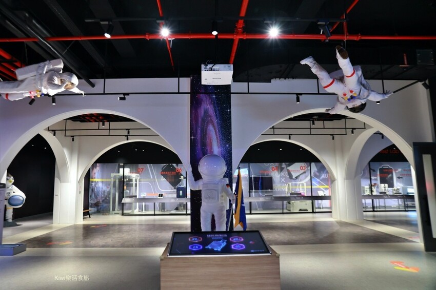 台南萬國通路創意觀光工廠︱歸仁免費景點巨大行李箱網美牆美拍,以宇宙太空人為主題的觀光工廠~戶外景觀遊