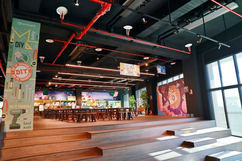 台南萬國通路創意觀光工廠︱歸仁免費景點巨大行李箱網美牆美拍,以宇宙太空人為主題的觀光工廠~戶外景觀遊