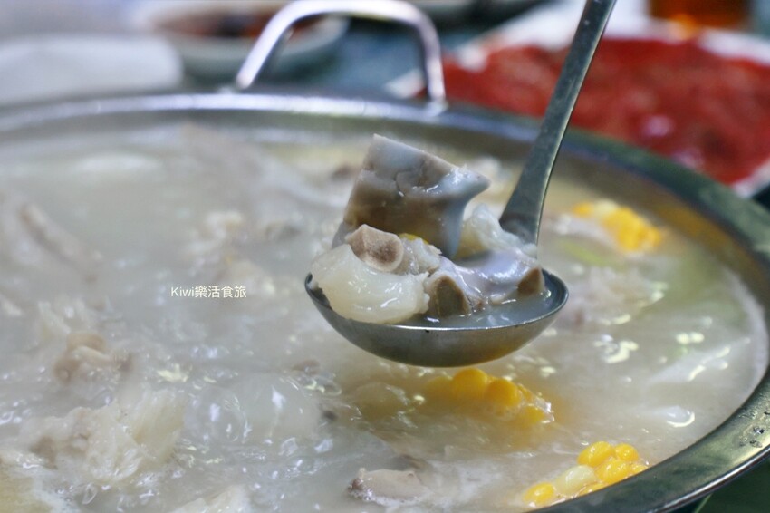 澳門徳記美食︱澳門餐廳推薦德記美食，招牌胡椒雞腳骨煲涮起生牛肉、東星斑、手打豬肉丸都好厲害！