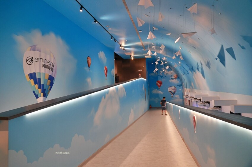 台南萬國通路創意觀光工廠︱歸仁免費景點巨大行李箱網美牆美拍,以宇宙太空人為主題的觀光工廠~戶外景觀遊