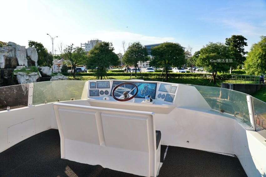 台南萬國通路創意觀光工廠︱歸仁免費景點巨大行李箱網美牆美拍,以宇宙太空人為主題的觀光工廠~戶外景觀遊