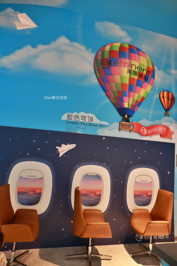 台南萬國通路創意觀光工廠︱歸仁免費景點巨大行李箱網美牆美拍,以宇宙太空人為主題的觀光工廠~戶外景觀遊