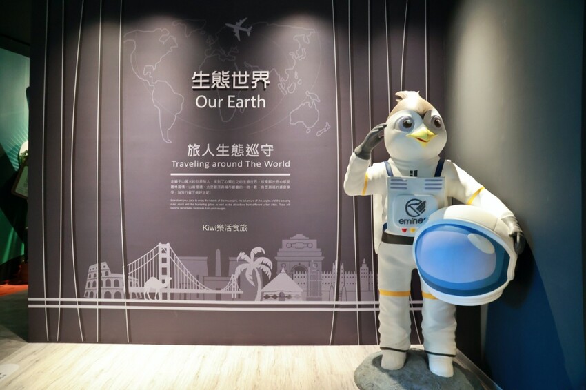 台南萬國通路創意觀光工廠︱歸仁免費景點巨大行李箱網美牆美拍,以宇宙太空人為主題的觀光工廠~戶外景觀遊