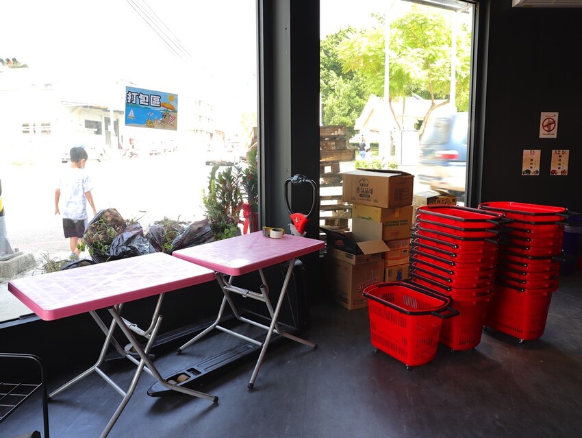 台中沙鹿快閃半日遊-靜宜大學聖堂/沙發馬鈴薯樂園 沙鹿東晉店 娃娃機複合式主題樂園/台中三井OUTLET摩天輪/台中半日遊/台中親子主題館 - 進食的巨鼠