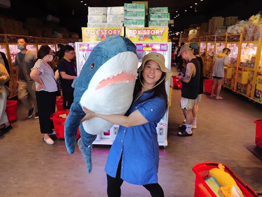 台中沙鹿快閃半日遊-靜宜大學聖堂/沙發馬鈴薯樂園 沙鹿東晉店 娃娃機複合式主題樂園/台中三井OUTLET摩天輪/台中半日遊/台中親子主題館 - 進食的巨鼠