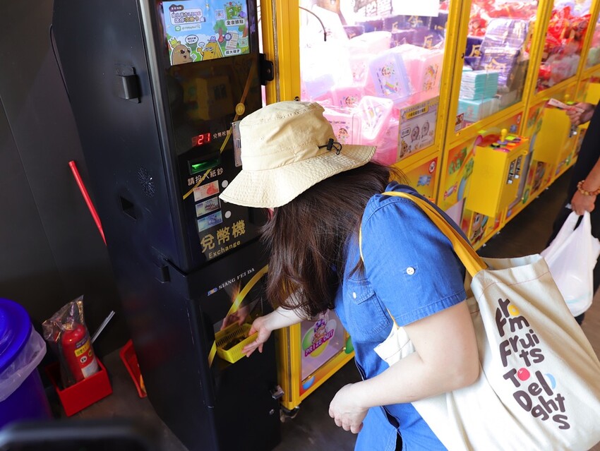 台中沙鹿快閃半日遊-靜宜大學聖堂/沙發馬鈴薯樂園 沙鹿東晉店 娃娃機複合式主題樂園/台中三井OUTLET摩天輪/台中半日遊/台中親子主題館 - 進食的巨鼠