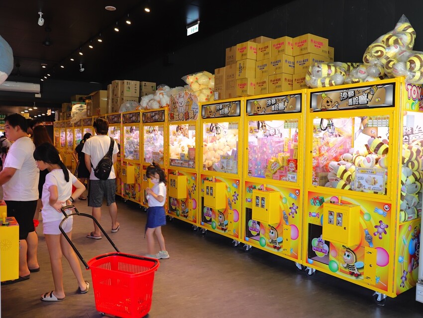 台中沙鹿快閃半日遊-靜宜大學聖堂/沙發馬鈴薯樂園 沙鹿東晉店 娃娃機複合式主題樂園/台中三井OUTLET摩天輪/台中半日遊/台中親子主題館 - 進食的巨鼠