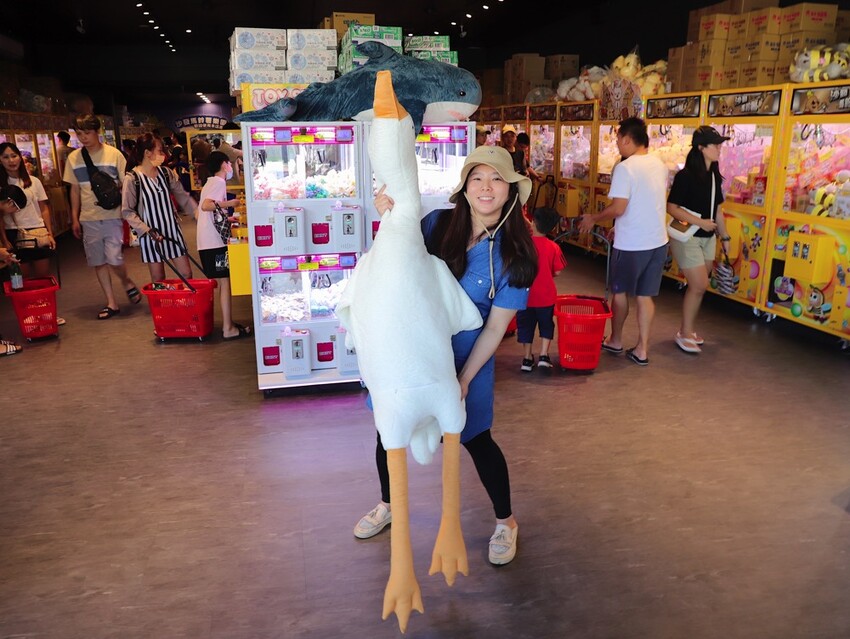 台中沙鹿快閃半日遊-靜宜大學聖堂/沙發馬鈴薯樂園 沙鹿東晉店 娃娃機複合式主題樂園/台中三井OUTLET摩天輪/台中半日遊/台中親子主題館 - 進食的巨鼠