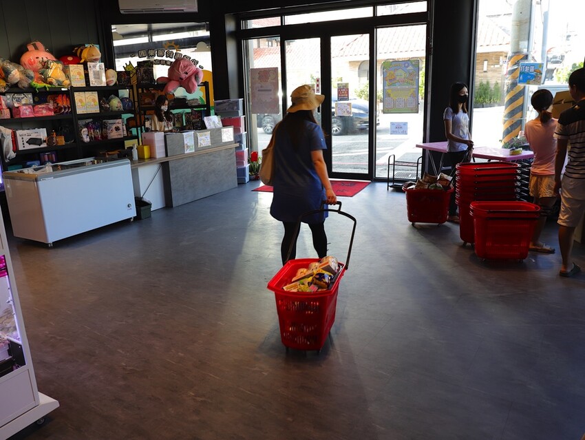 台中沙鹿快閃半日遊-靜宜大學聖堂/沙發馬鈴薯樂園 沙鹿東晉店 娃娃機複合式主題樂園/台中三井OUTLET摩天輪/台中半日遊/台中親子主題館 - 進食的巨鼠