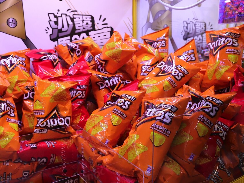 台中沙鹿快閃半日遊-靜宜大學聖堂/沙發馬鈴薯樂園 沙鹿東晉店 娃娃機複合式主題樂園/台中三井OUTLET摩天輪/台中半日遊/台中親子主題館 - 進食的巨鼠