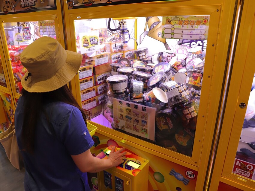 台中沙鹿快閃半日遊-靜宜大學聖堂/沙發馬鈴薯樂園 沙鹿東晉店 娃娃機複合式主題樂園/台中三井OUTLET摩天輪/台中半日遊/台中親子主題館 - 進食的巨鼠