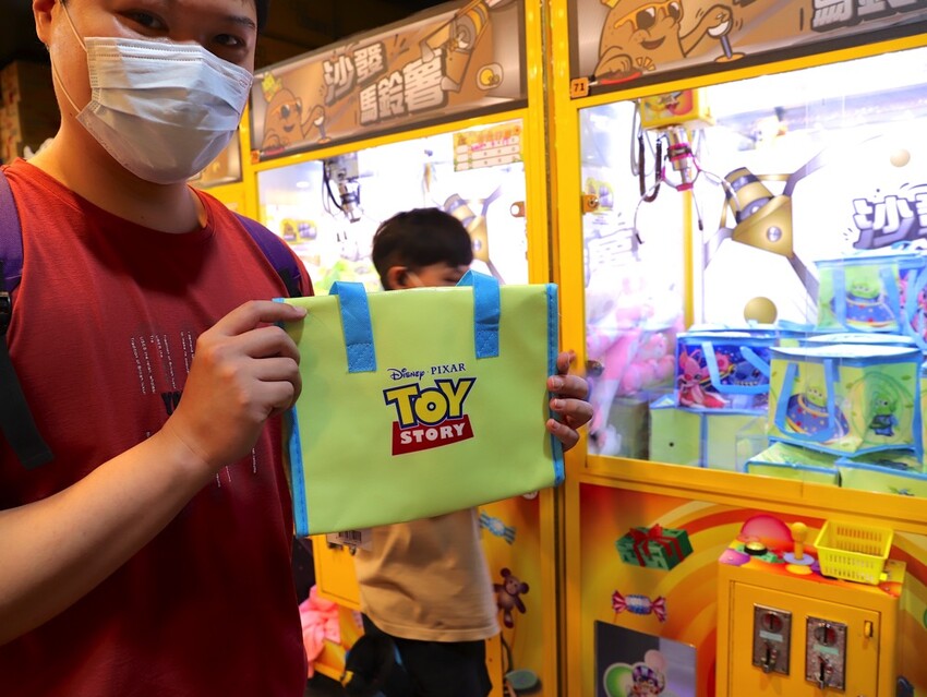 台中沙鹿快閃半日遊-靜宜大學聖堂/沙發馬鈴薯樂園 沙鹿東晉店 娃娃機複合式主題樂園/台中三井OUTLET摩天輪/台中半日遊/台中親子主題館 - 進食的巨鼠