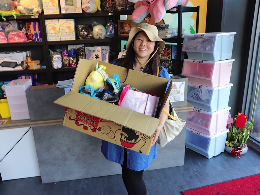 台中沙鹿快閃半日遊-靜宜大學聖堂/沙發馬鈴薯樂園 沙鹿東晉店 娃娃機複合式主題樂園/台中三井OUTLET摩天輪/台中半日遊/台中親子主題館 - 進食的巨鼠