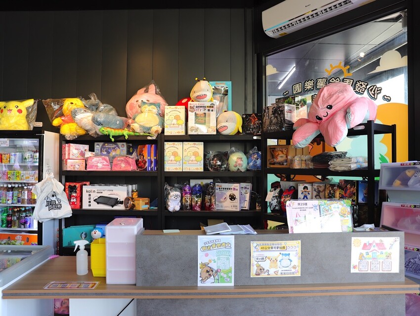 台中沙鹿快閃半日遊-靜宜大學聖堂/沙發馬鈴薯樂園 沙鹿東晉店 娃娃機複合式主題樂園/台中三井OUTLET摩天輪/台中半日遊/台中親子主題館 - 進食的巨鼠