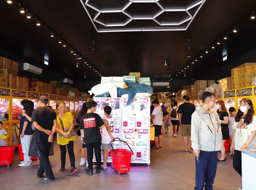 台中沙鹿快閃半日遊-靜宜大學聖堂/沙發馬鈴薯樂園 沙鹿東晉店 娃娃機複合式主題樂園/台中三井OUTLET摩天輪/台中半日遊/台中親子主題館 - 進食的巨鼠