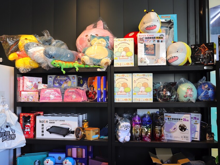 台中沙鹿快閃半日遊-靜宜大學聖堂/沙發馬鈴薯樂園 沙鹿東晉店 娃娃機複合式主題樂園/台中三井OUTLET摩天輪/台中半日遊/台中親子主題館 - 進食的巨鼠