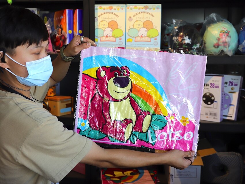 台中沙鹿快閃半日遊-靜宜大學聖堂/沙發馬鈴薯樂園 沙鹿東晉店 娃娃機複合式主題樂園/台中三井OUTLET摩天輪/台中半日遊/台中親子主題館 - 進食的巨鼠