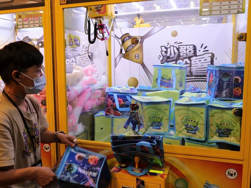 台中沙鹿快閃半日遊-靜宜大學聖堂/沙發馬鈴薯樂園 沙鹿東晉店 娃娃機複合式主題樂園/台中三井OUTLET摩天輪/台中半日遊/台中親子主題館 - 進食的巨鼠