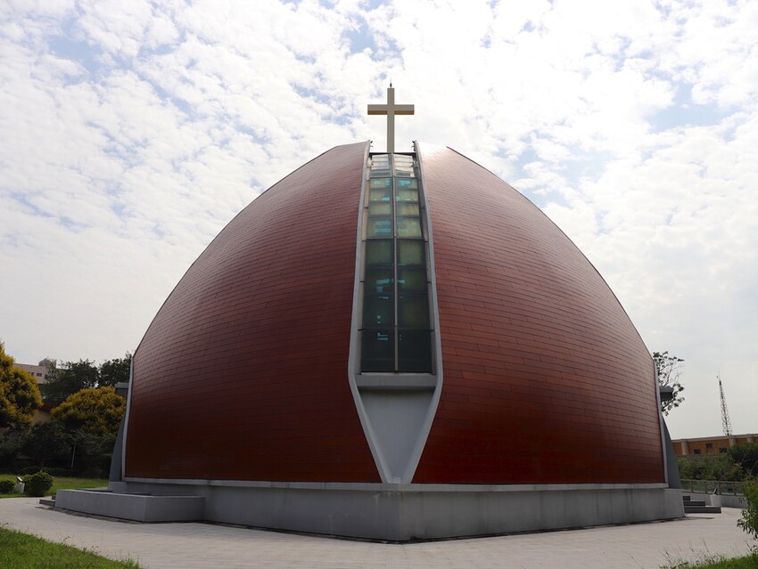 台中沙鹿快閃半日遊-靜宜大學聖堂/沙發馬鈴薯樂園 沙鹿東晉店 娃娃機複合式主題樂園/台中三井OUTLET摩天輪/台中半日遊/台中親子主題館 - 進食的巨鼠