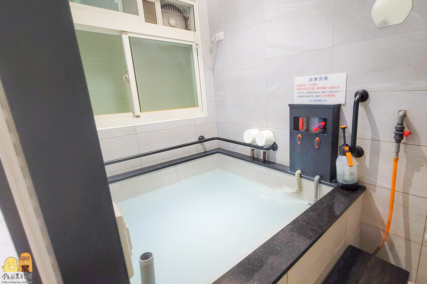 一個人也能泡的萬里海底溫泉!沐川海底溫泉，超便宜CP值超高!泡湯湯屋簡約精緻一小時免300元，休息兩小時也