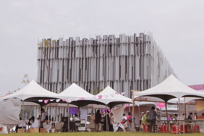 鶯歌新北市美術館2023Ｏ起來，錯過台灣設計展沒關係，鋁管建築也很有看頭！