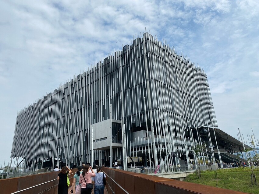 鶯歌新北市美術館2023Ｏ起來，錯過台灣設計展沒關係，鋁管建築也很有看頭！