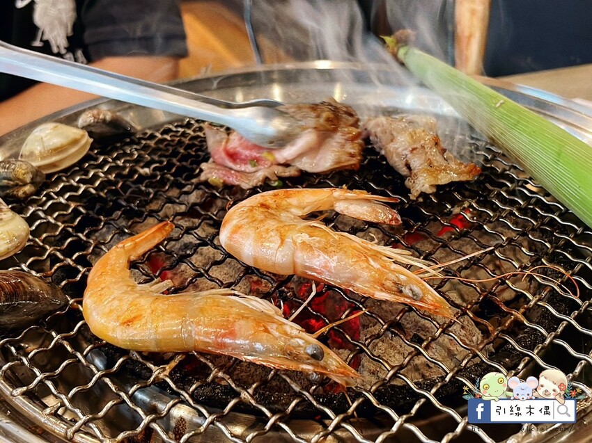 【嘉義美食】野赤燒肉吃到飽-500元起爽吃肉滿酒酣飽時光，炭火原肉現切香，海陸食材豐富全，飲料冰淇淋暢無限，QR點餐機器人科技送。