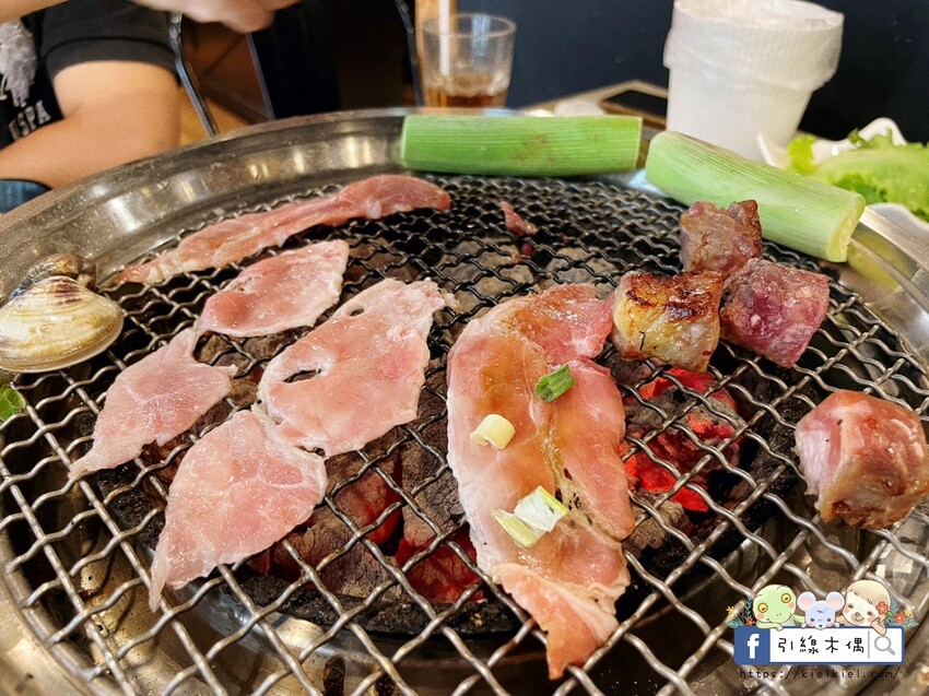 【嘉義美食】野赤燒肉吃到飽-500元起爽吃肉滿酒酣飽時光，炭火原肉現切香，海陸食材豐富全，飲料冰淇淋暢無限，QR點餐機器人科技送。