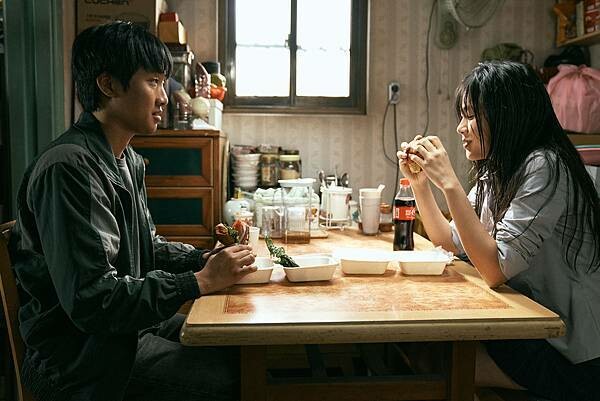 6-禍亂：地下秩序》_新聞稿照_08_洪士彬(左)與BIBI(右)共演兄妹情