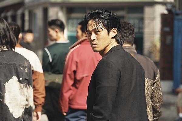 9-禍亂：地下秩序》_新聞稿照_06_宋仲基與洪士彬一起面對殘酷又危險的世界