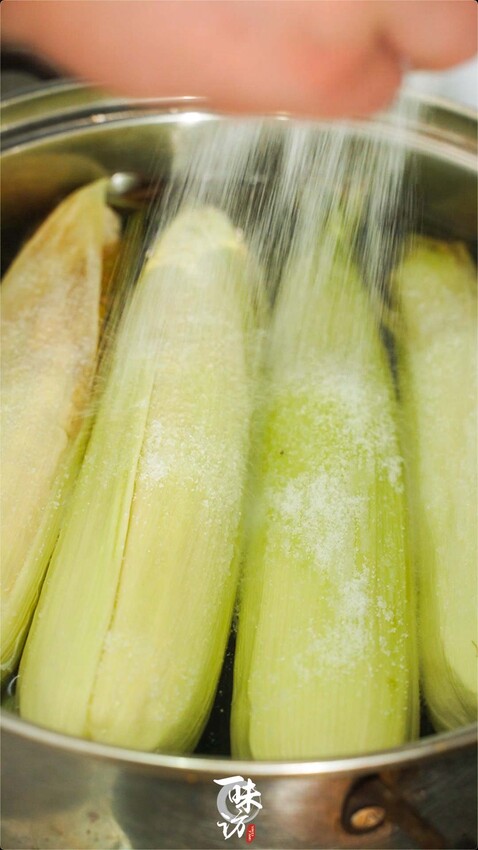 煮玉米很多人用清水煮,這樣不好吃,多加2味料,軟糯香甜更營養