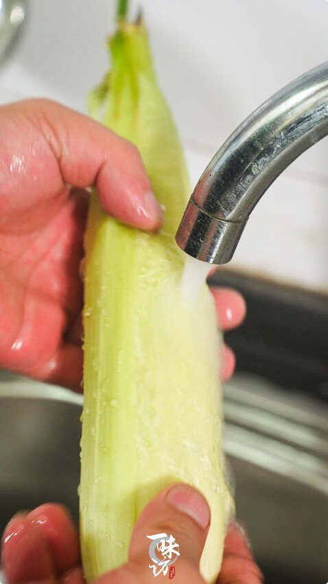 煮玉米很多人用清水煮,這樣不好吃,多加2味料,軟糯香甜更營養