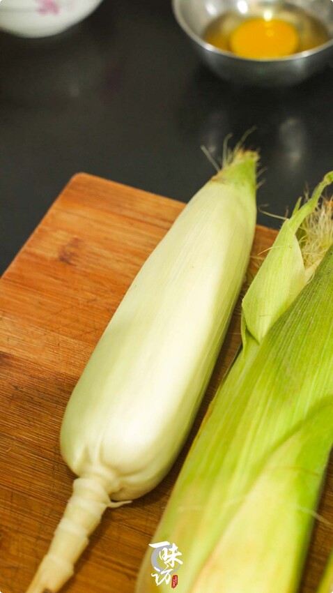 煮玉米很多人用清水煮,這樣不好吃,多加2味料,軟糯香甜更營養