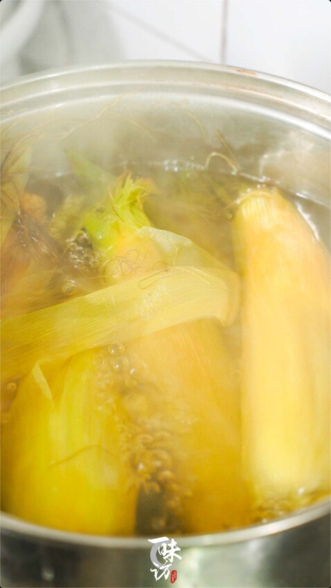 煮玉米很多人用清水煮,這樣不好吃,多加2味料,軟糯香甜更營養