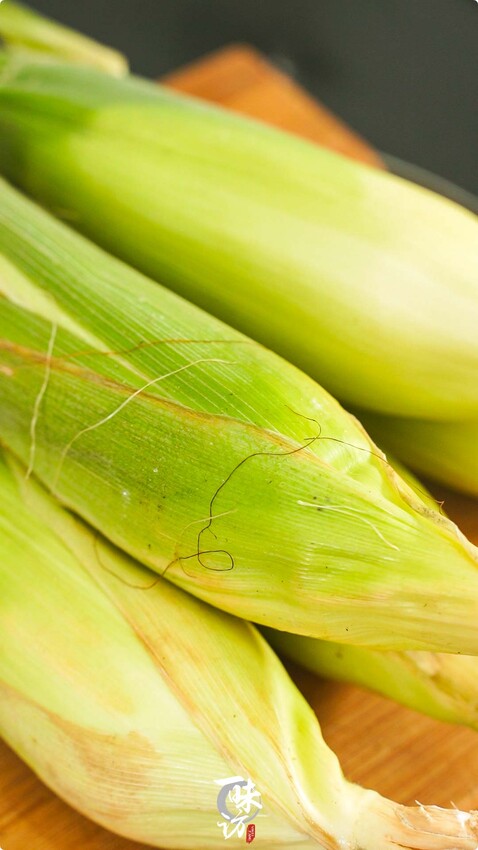 煮玉米很多人用清水煮,這樣不好吃,多加2味料,軟糯香甜更營養