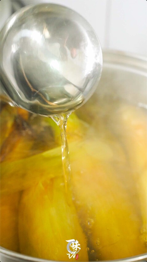 煮玉米很多人用清水煮,這樣不好吃,多加2味料,軟糯香甜更營養