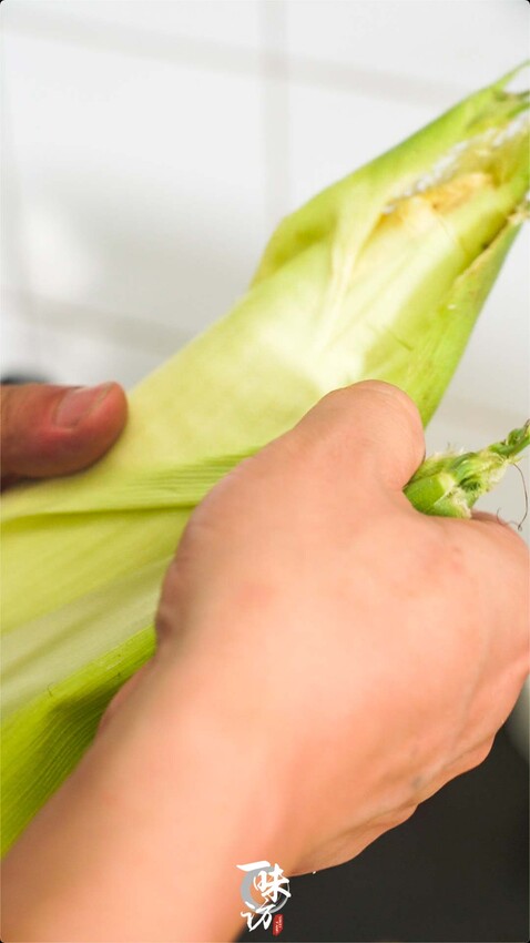 煮玉米很多人用清水煮,這樣不好吃,多加2味料,軟糯香甜更營養