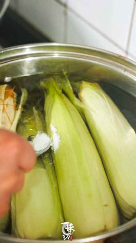 煮玉米很多人用清水煮,這樣不好吃,多加2味料,軟糯香甜更營養