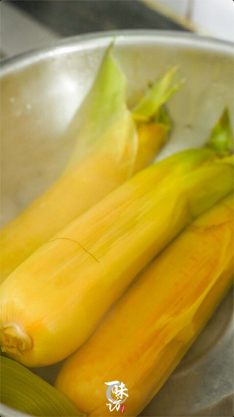 煮玉米很多人用清水煮,這樣不好吃,多加2味料,軟糯香甜更營養