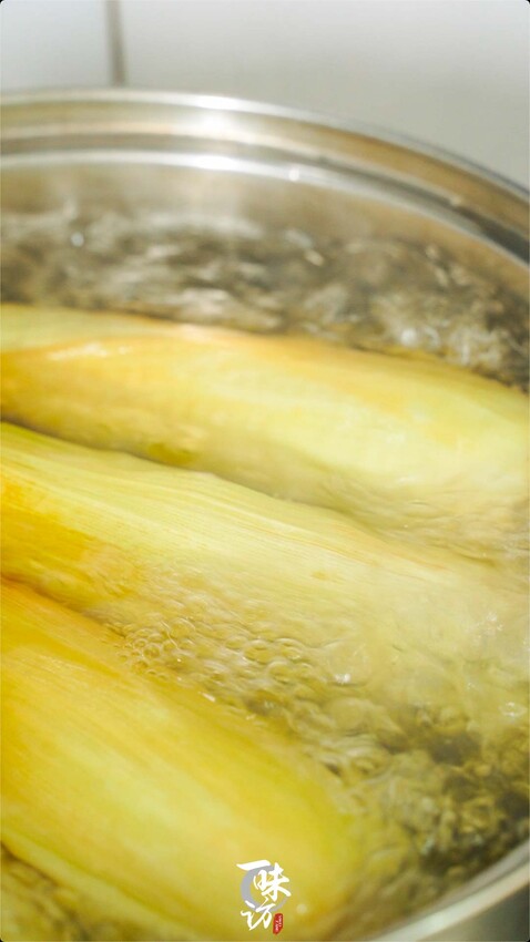 煮玉米很多人用清水煮,這樣不好吃,多加2味料,軟糯香甜更營養