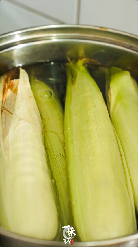 煮玉米很多人用清水煮,這樣不好吃,多加2味料,軟糯香甜更營養