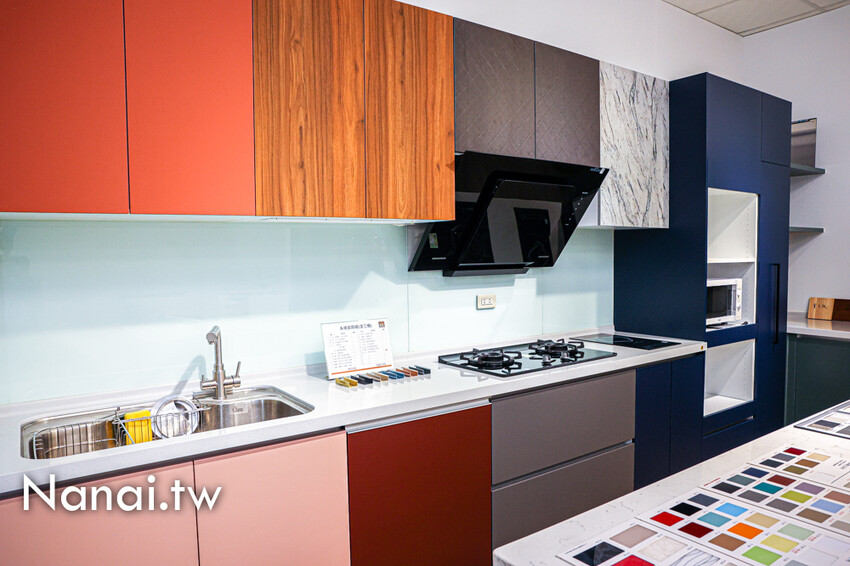 鹿港在地超過3000坪家具工廠！客製化系統櫃、廚具訂製、萬件家具任你挑，先進傢俱(iCAKU愛庫家居)一站式購足