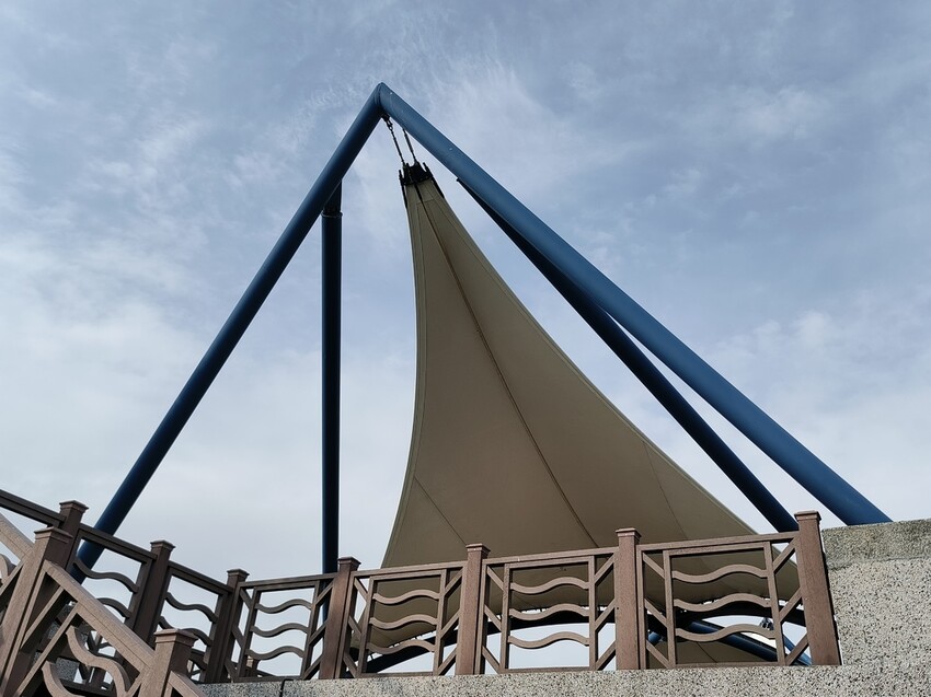 【高雄景點】「彌陀漁港海岸光廊」|網美打卡必拍海中木棧道|玩水沙灘溜滑梯 |阿部乳坊旅人系列欣賞|