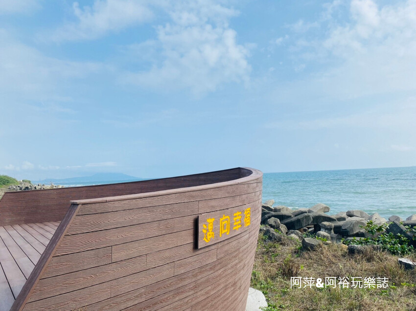 【高雄景點】「彌陀漁港海岸光廊」|網美打卡必拍海中木棧道|玩水沙灘溜滑梯 |阿部乳坊旅人系列欣賞|