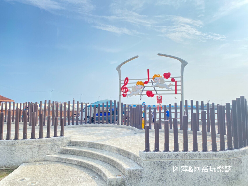 【高雄景點】「彌陀漁港海岸光廊」|網美打卡必拍海中木棧道|玩水沙灘溜滑梯 |阿部乳坊旅人系列欣賞|