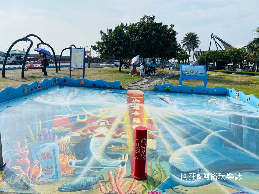 【高雄景點】「彌陀漁港海岸光廊」|網美打卡必拍海中木棧道|玩水沙灘溜滑梯 |阿部乳坊旅人系列欣賞|