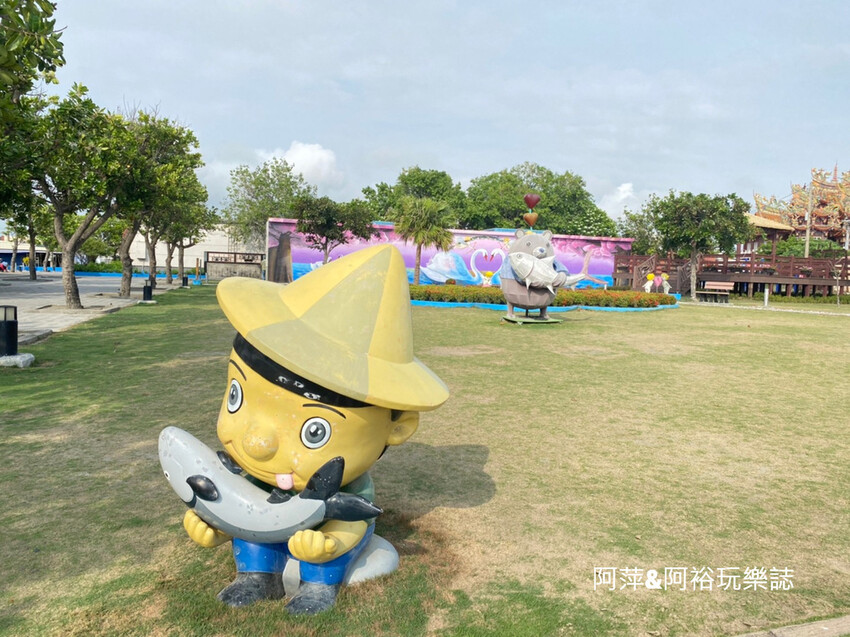 【高雄景點】「彌陀漁港海岸光廊」|網美打卡必拍海中木棧道|玩水沙灘溜滑梯 |阿部乳坊旅人系列欣賞|