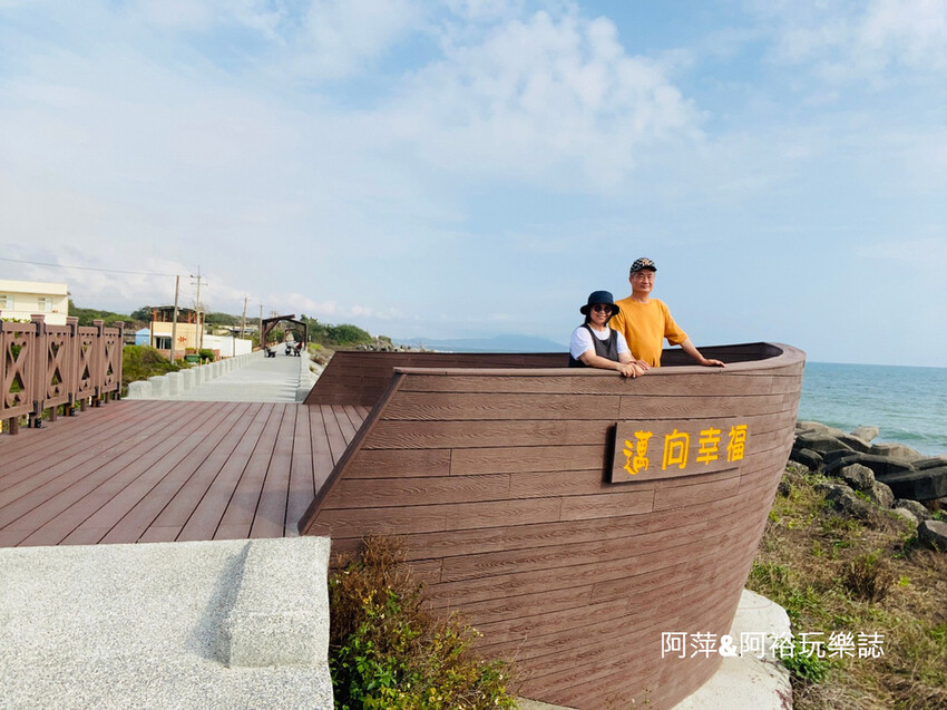 【高雄景點】「彌陀漁港海岸光廊」|網美打卡必拍海中木棧道|玩水沙灘溜滑梯 |阿部乳坊旅人系列欣賞|