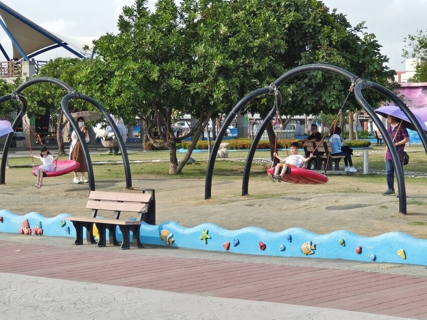 【高雄景點】「彌陀漁港海岸光廊」|網美打卡必拍海中木棧道|玩水沙灘溜滑梯 |阿部乳坊旅人系列欣賞|